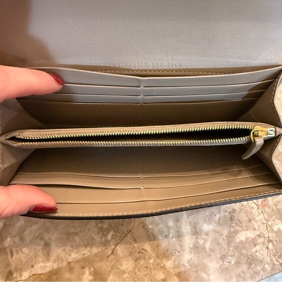 Fendi Peekaboo Continental Nappa  Beige Leather Wallet EUC - Picture 7 of 7